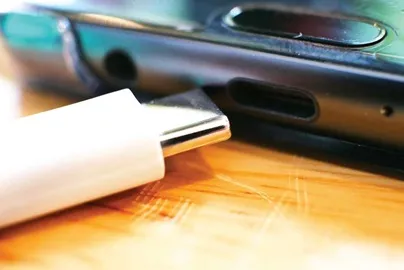 1721786748115506.png 图1.使用USB Type-C连接器充电的手机.png